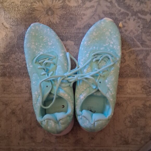 womans tennie shoes - Picture 1 of 1